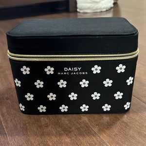 Daisy Marc jacobs beauty storage